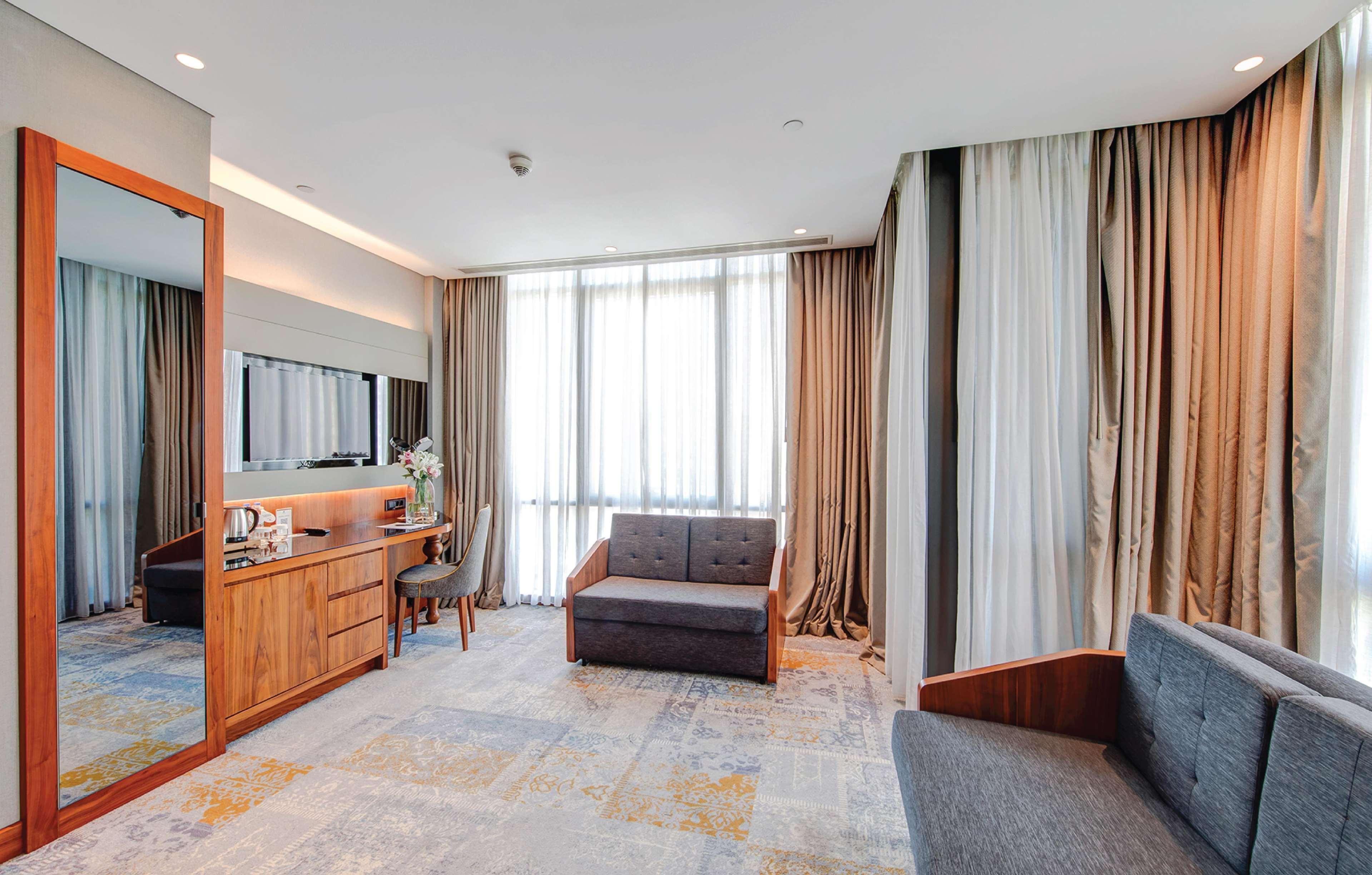 Doubletree By Hilton Istanbul - Piyalepasa Hotel Ngoại thất bức ảnh A suite at the hotel