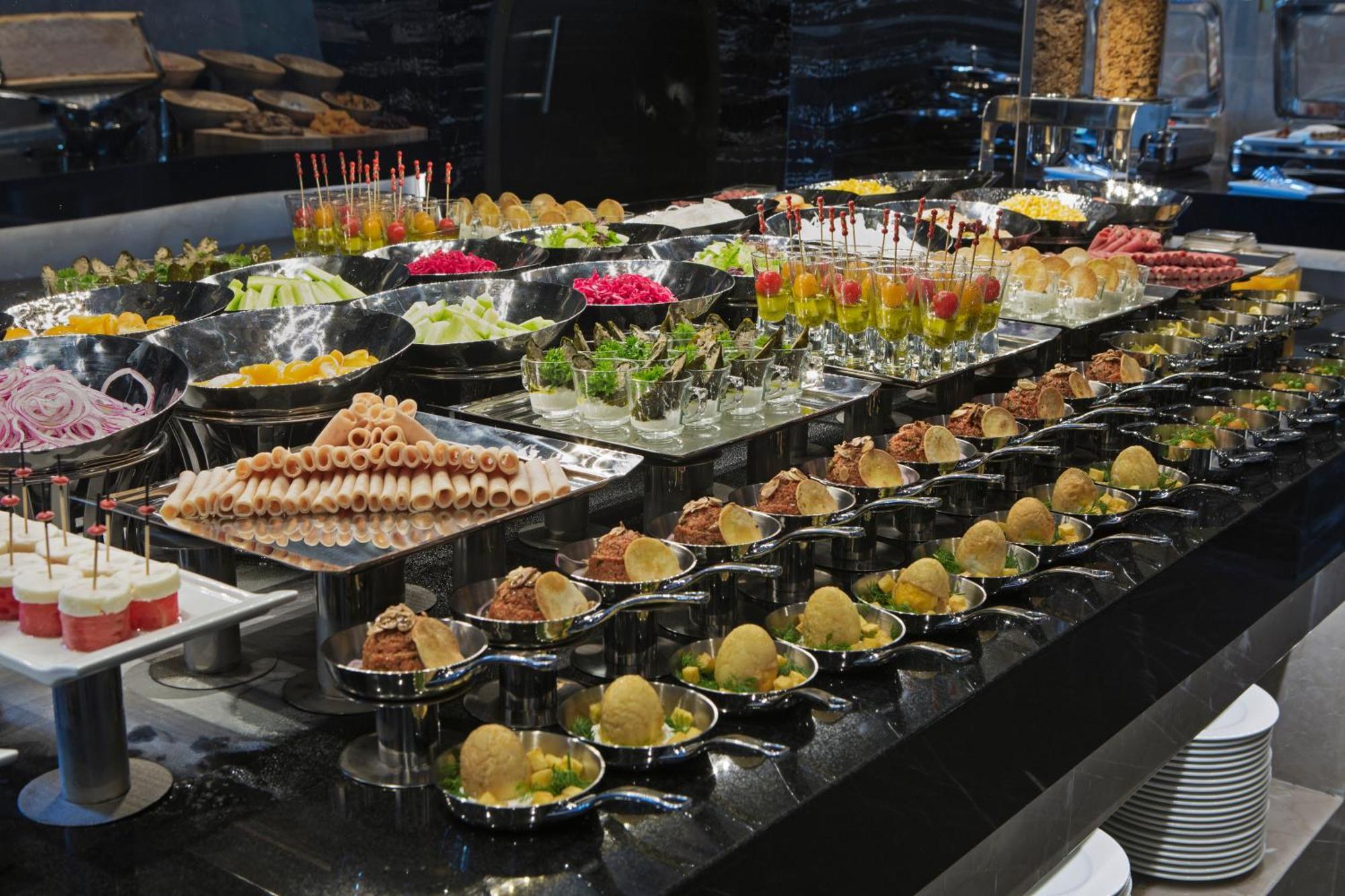 Doubletree By Hilton Istanbul - Piyalepasa Hotel Ngoại thất bức ảnh A buffet of canapés