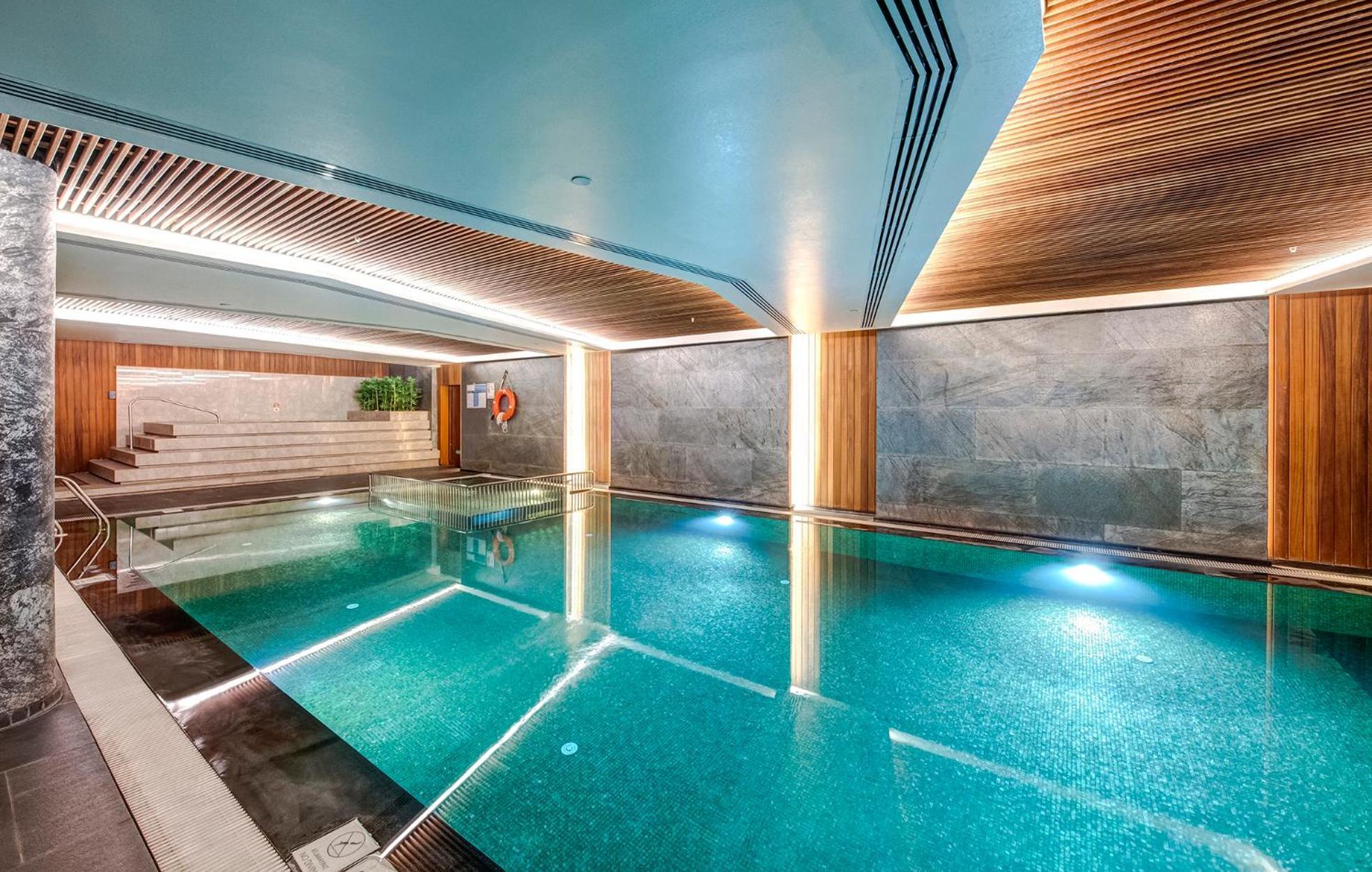 Doubletree By Hilton Istanbul - Piyalepasa Hotel Ngoại thất bức ảnh The swimming pool at the hotel