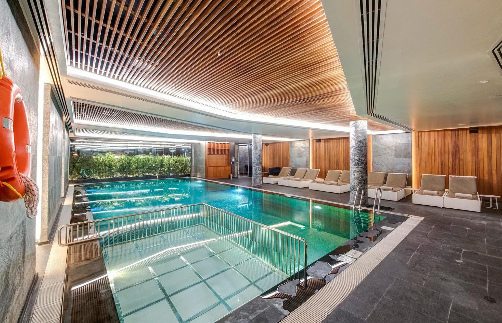 Doubletree By Hilton Istanbul - Piyalepasa Hotel Ngoại thất bức ảnh The swimming pool at The Landmark