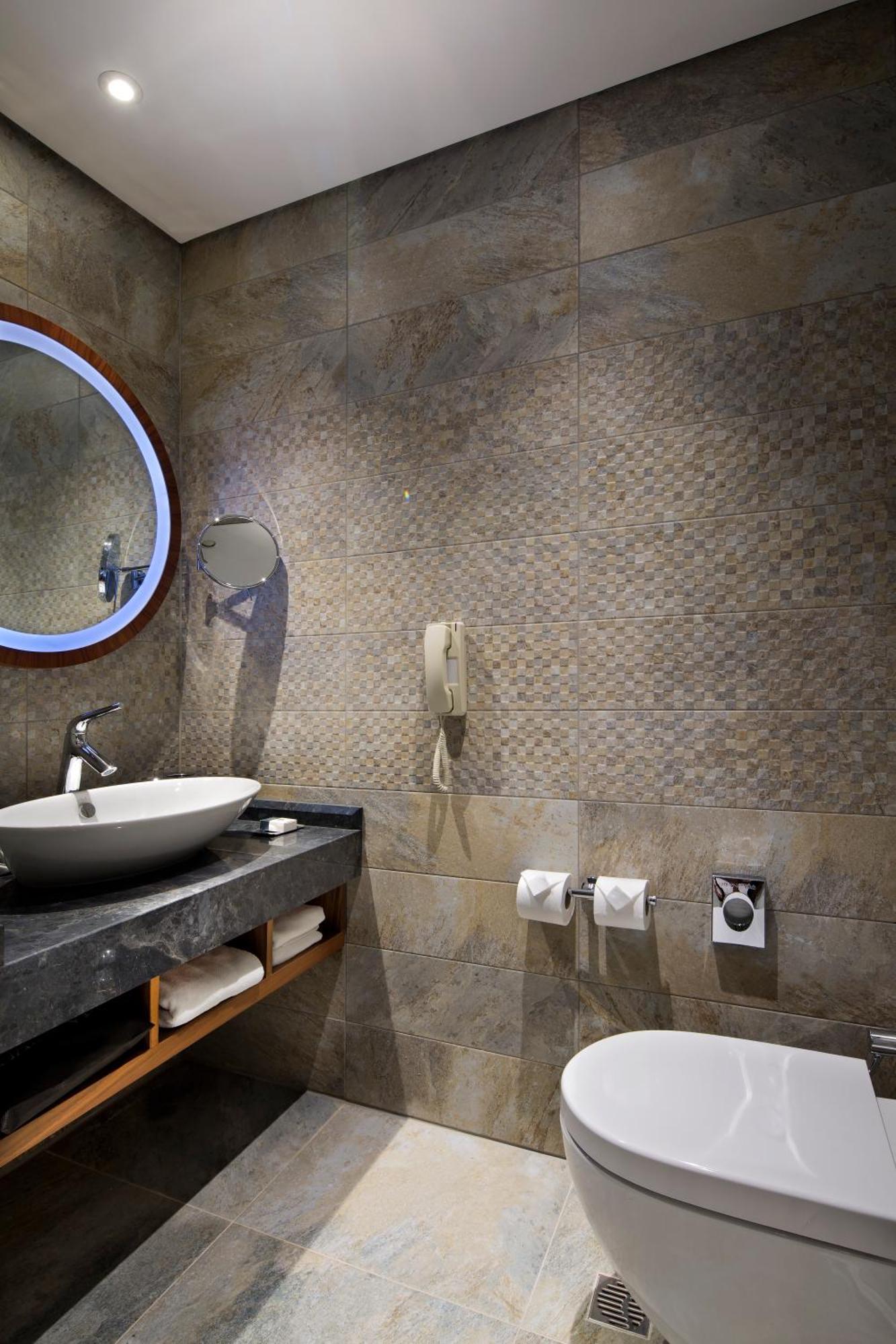 Doubletree By Hilton Istanbul - Piyalepasa Hotel Ngoại thất bức ảnh Bathroom
