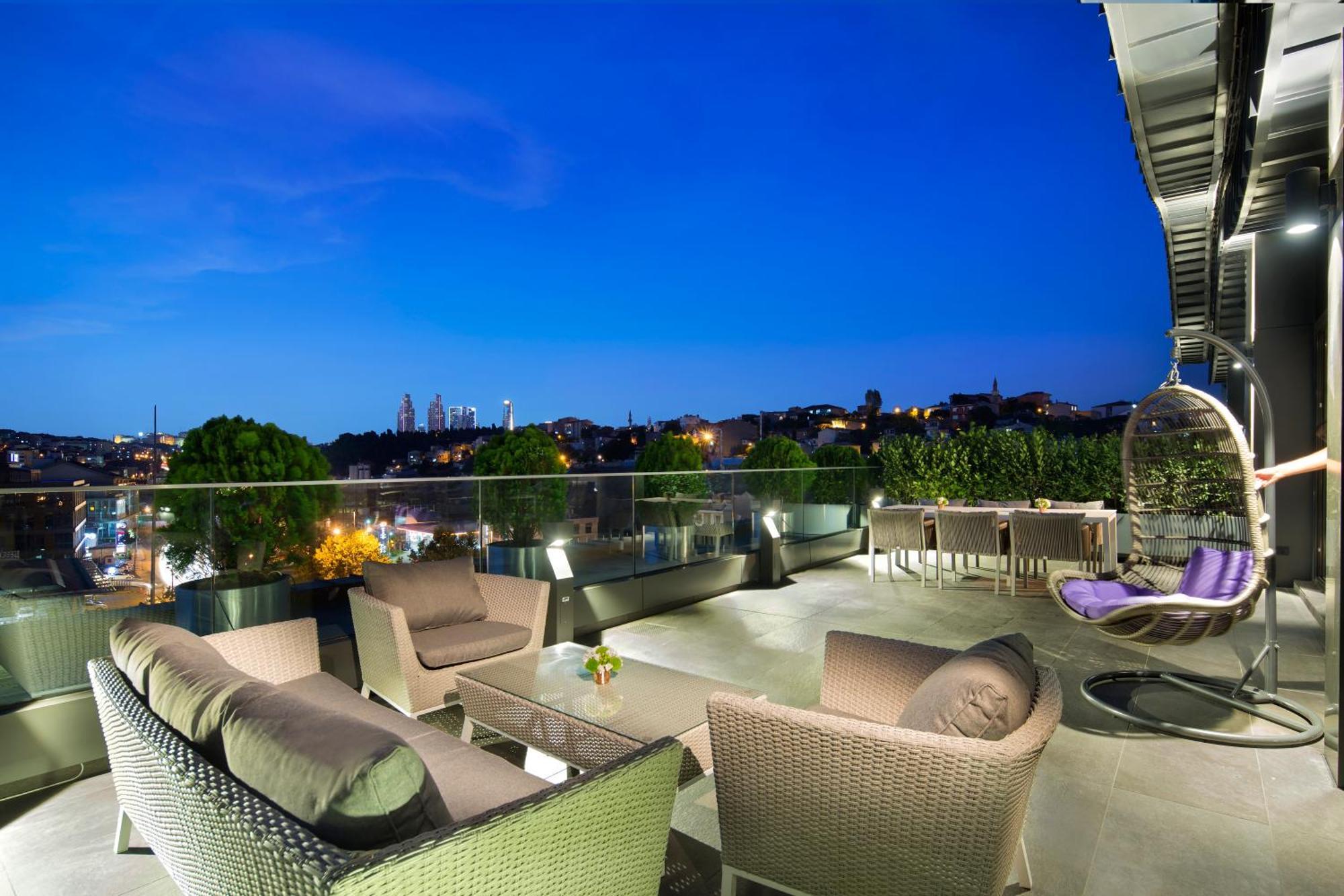 Doubletree By Hilton Istanbul - Piyalepasa Hotel Ngoại thất bức ảnh The Sky Bar
