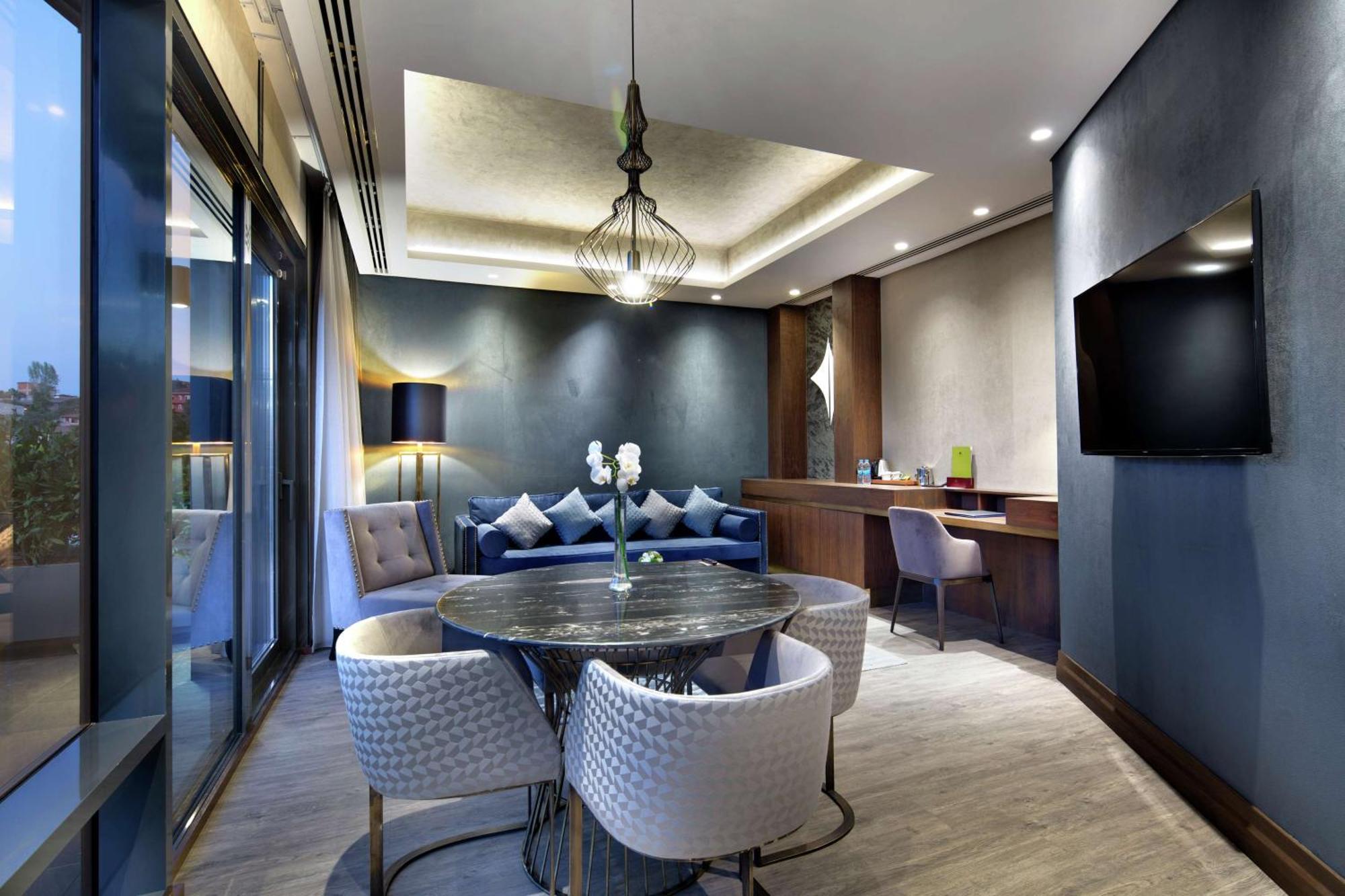 Doubletree By Hilton Istanbul - Piyalepasa Hotel Ngoại thất bức ảnh The Executive Lounge at the hotel