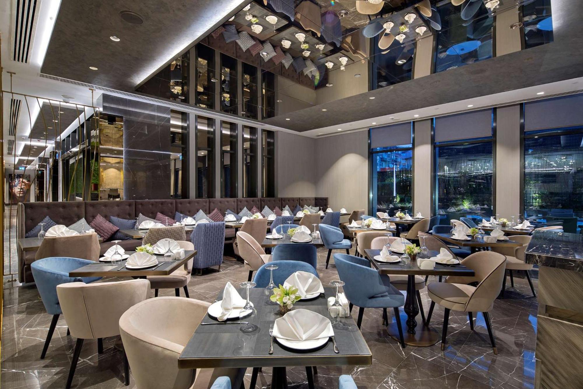 Doubletree By Hilton Istanbul - Piyalepasa Hotel Ngoại thất bức ảnh The interior of the restaurant