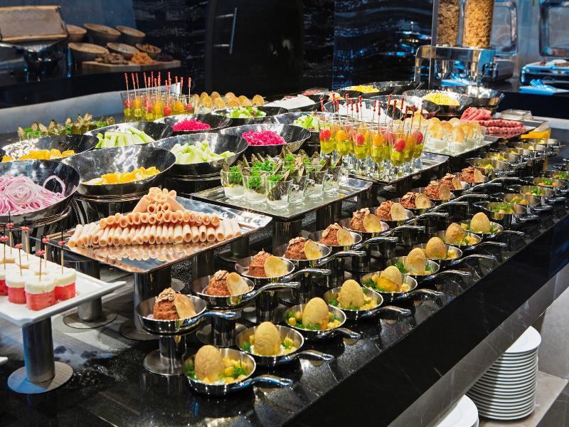Doubletree By Hilton Istanbul - Piyalepasa Hotel Ngoại thất bức ảnh A buffet of canapés